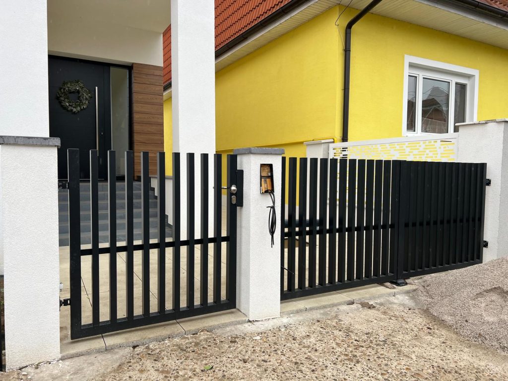 Einfahrtstor am Einfamilienhaus